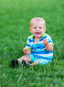 在绿草地上玩耍的快乐小男孩图片