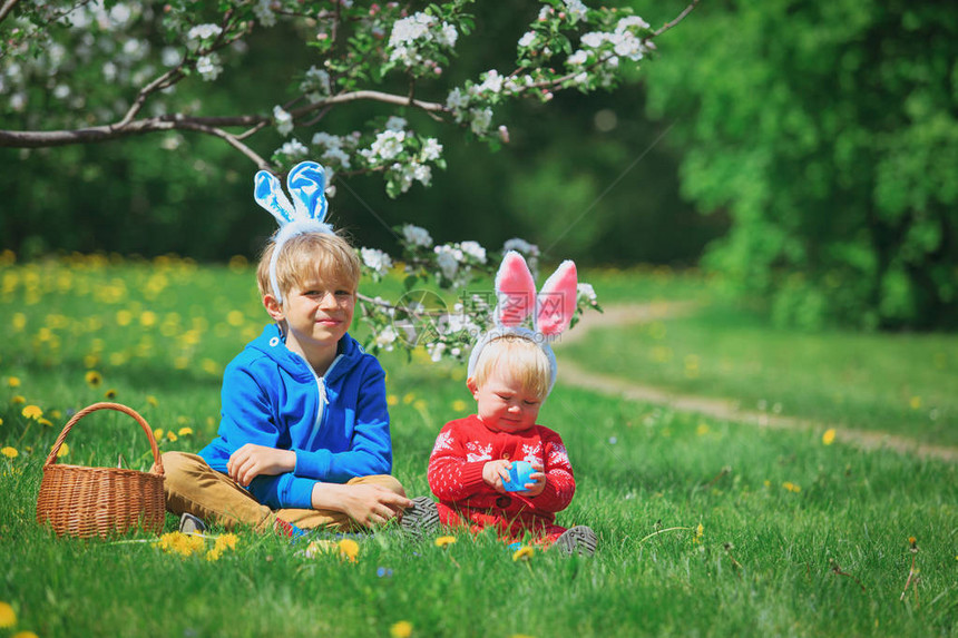快乐的可爱小男孩女在复活之春图片