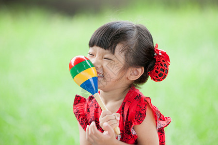 演奏打击乐的亚裔小女孩背景图片