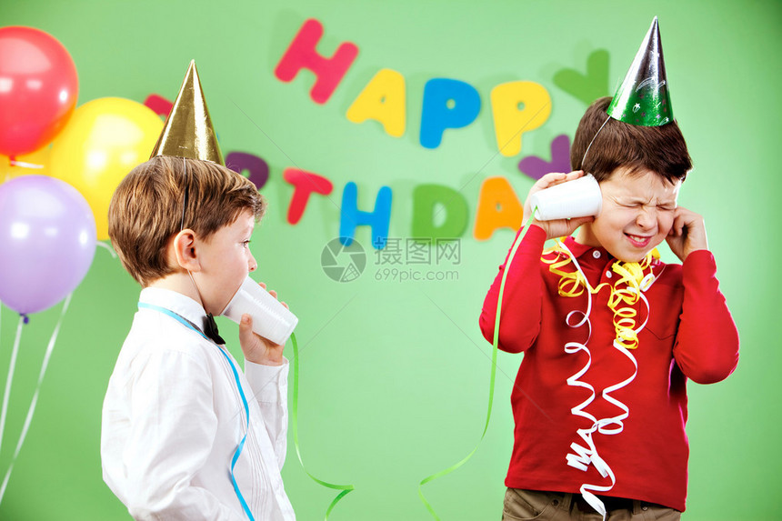 快乐的男孩们在生日派对上玩塑图片