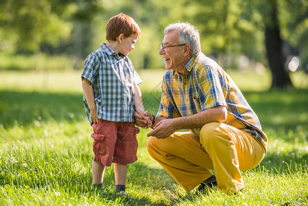 祖父和孙子在公园谈话背景图片