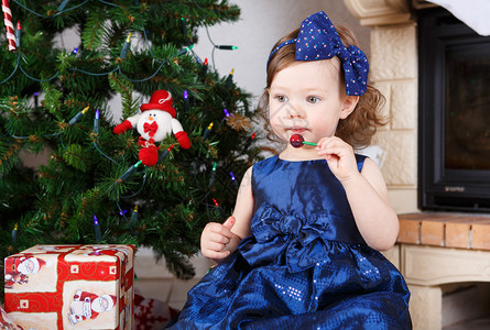 有棒糖和圣诞树的小女孩图片