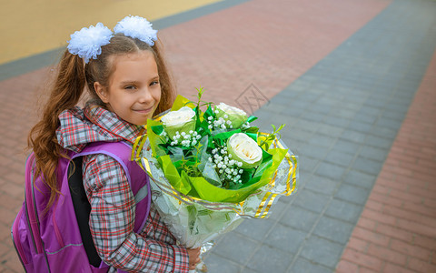 美丽的小姑娘带着一束鲜花图片
