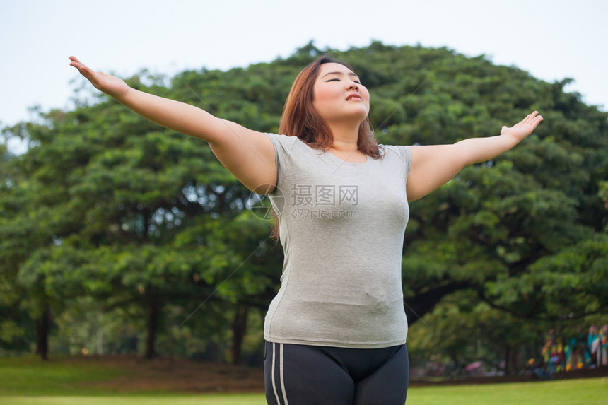 快乐肥胖的亚洲女人图片