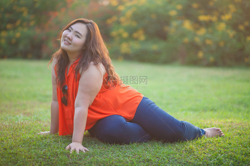 快乐肥胖的亚洲女人图片