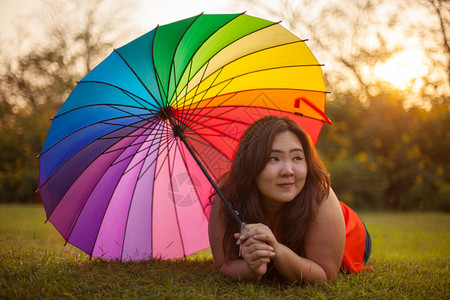 快乐肥胖的亚洲女人在图片