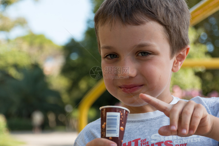 拿着冰棒微笑的孩子拿着棒糖的孩子拿着图片