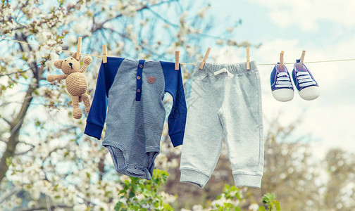婴儿衣服在街上干燥图片