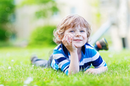 快乐的孩子在草地上享受和做梦图片