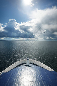 在明亮的夏日从客轮船首端看到波图片