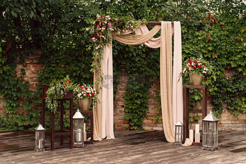 婚礼拱门布花绿植在松林中图片