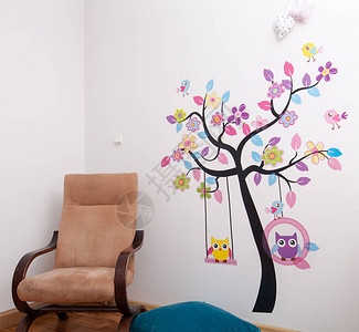 手工制作的海报卡在儿童房间墙上的树上图片