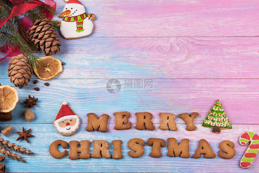 新年的姜饼和新年的圣诞节木制背景图片