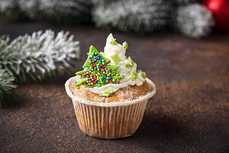 圣诞蛋糕配奶油和糖枞树图片