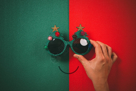装饰圣诞树和红球的圣诞眼镜图片