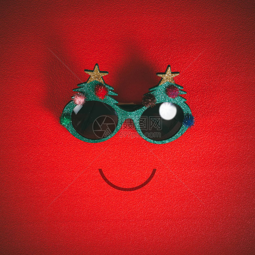 装饰圣诞树的圣诞眼镜和红底蛋图片