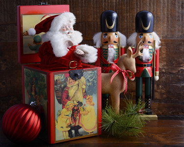 老旧的圣诞杰克盒配木制驯鹿和奶牛为孩子们准备圣诞夜在黑暗的木图片