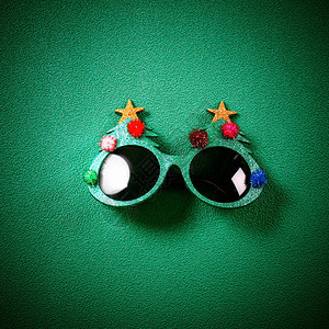 装饰圣诞树的圣诞眼镜和绿色背景红图片