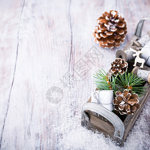 圣诞背景木箱松饼礼品和雪上装饰品圣诞贺卡图片