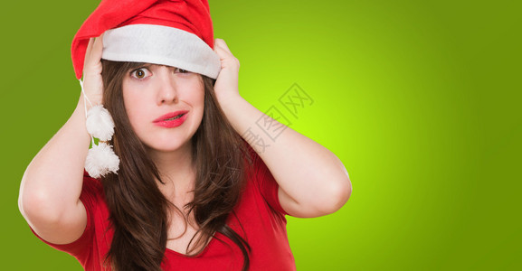 身戴圣诞帽子的忧愁妇女在图片