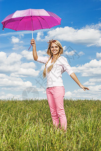 美丽的女孩带着粉红色雨伞在夏图片