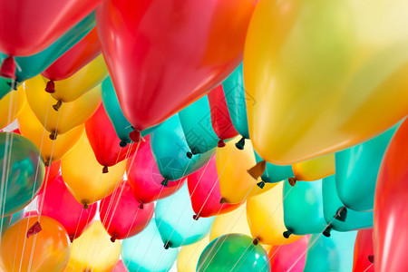 五颜六色的气球与快乐的庆祝派对背景图片