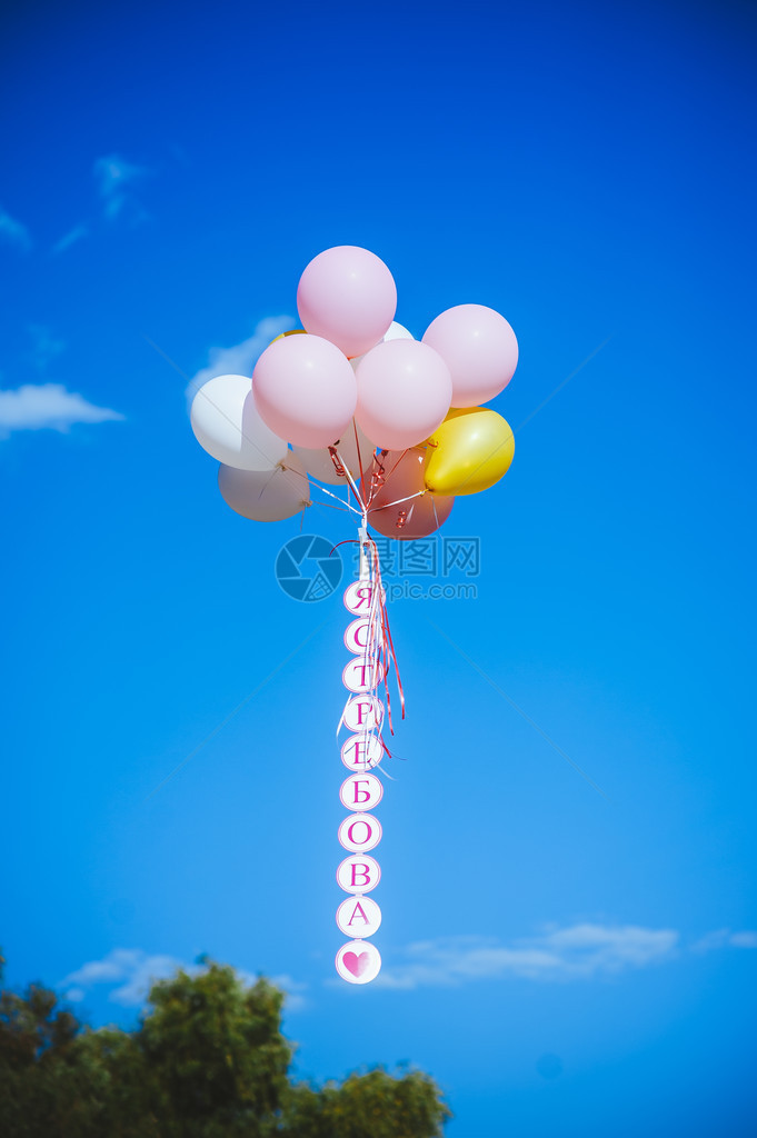 多色节日多彩气球在飞行中蓝色天空中有图片