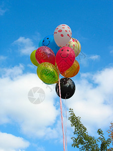 蓝天背景下的一堆彩色派对气球图片