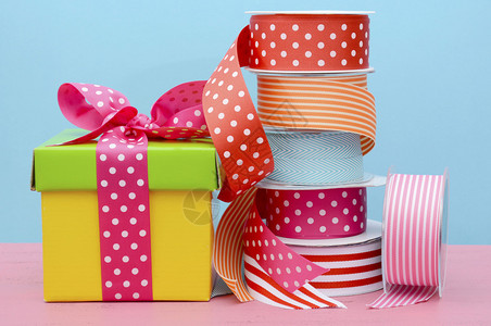 生日或特殊场合礼物包着明亮彩色礼品盒图片