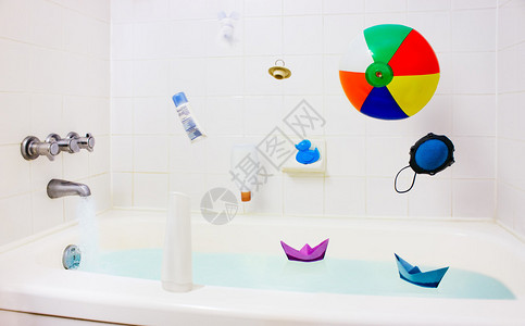 五颜六色的儿童玩具掉在浴缸里背景图片