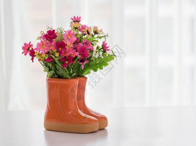 花园的装饰品带花的靴子图片