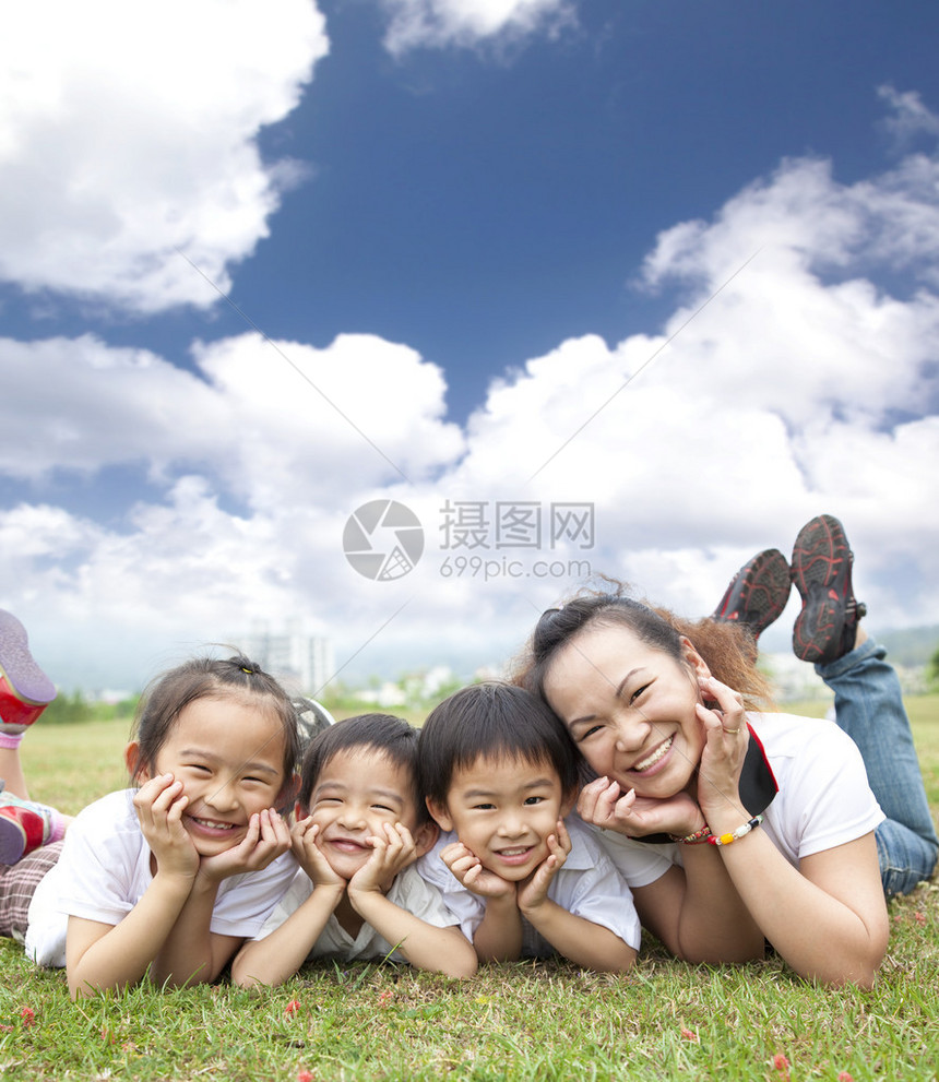 在草地上快乐的亚洲家庭图片