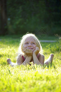 草地上无忧虑的欢乐小女图片