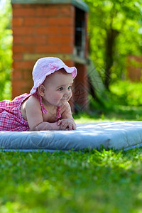 小女孩在花园里玩耍图片