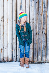 一个可爱小女孩的冬季肖像图片
