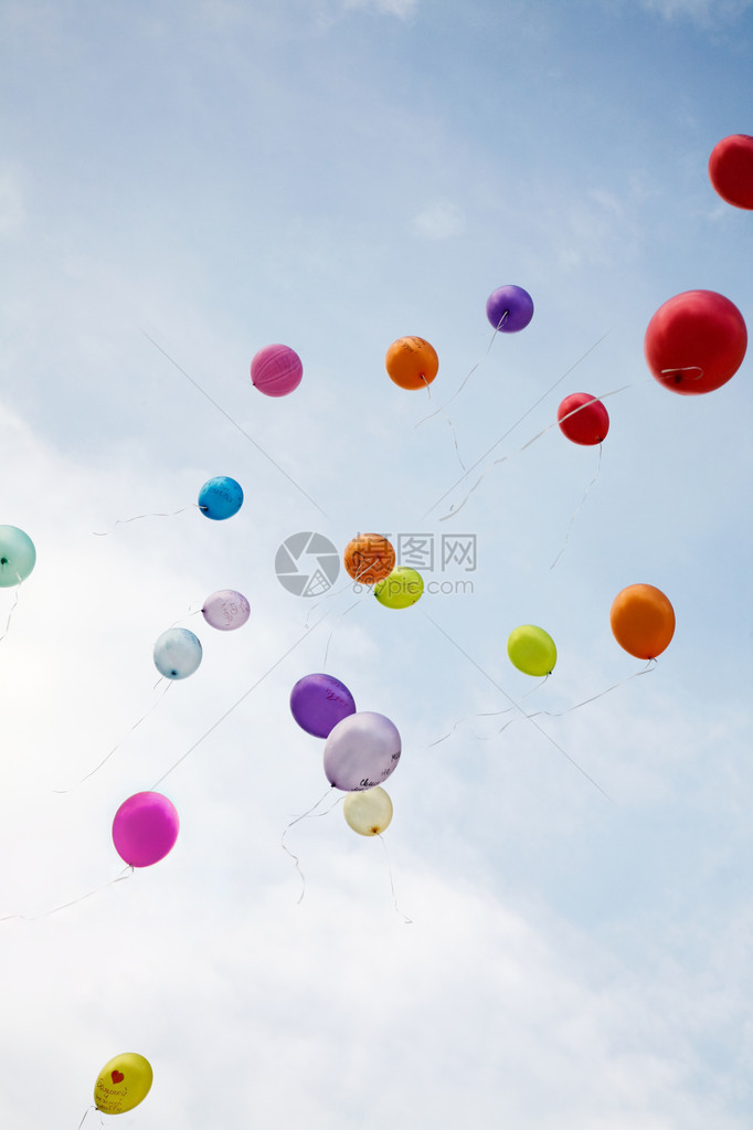 不同颜色的气球飞向蓝天的图像图片