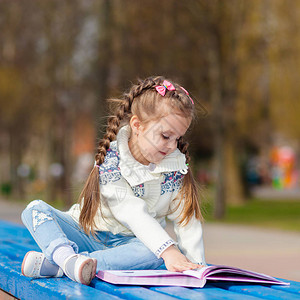 可爱的小女孩看书可爱的小女孩在花园图片