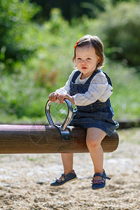 可爱的小女孩小可爱在夏季公园游图片