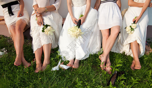 新娘和伴娘的腿图片