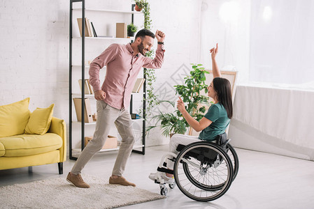 在家和快乐的男朋友一起跳轮椅跳舞的背景图片