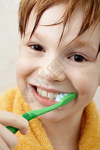男孩刷牙绿色牙刷图片