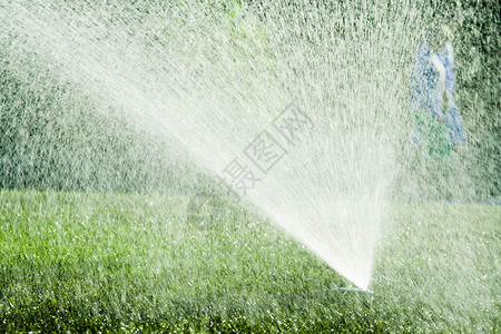 草坪喷洒灭水器喷洒的喷水雾图片