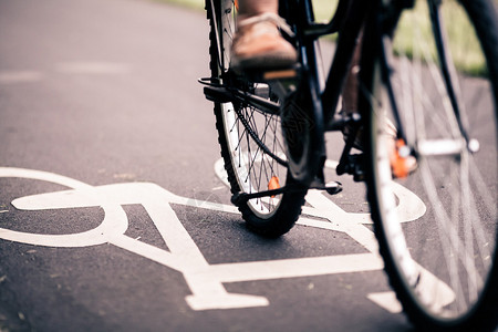 自行车骑行在自行车道上图片