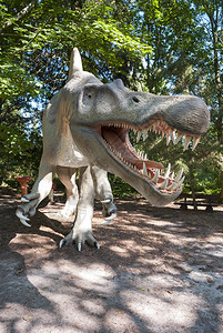 活体大小的恐龙雕塑巨图片