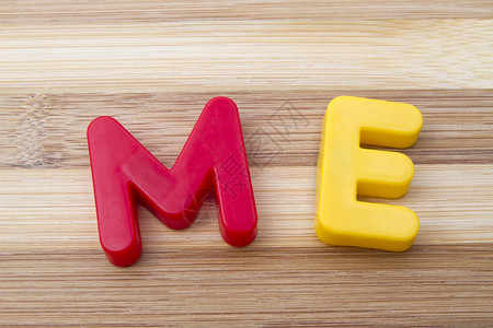 字母磁铁ME图片