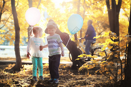 小孩子在秋天公园散步背景图片