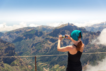 在葡萄牙山上拍照的女旅图片