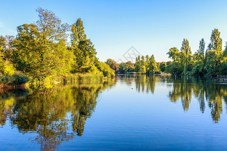 伦敦海德公园的长水景观图片