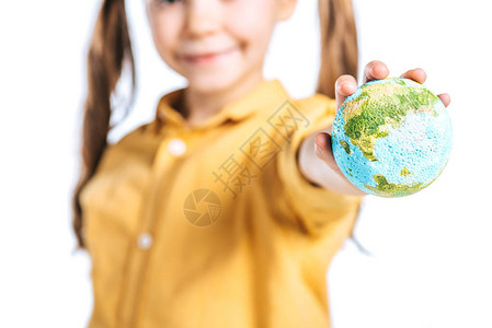 带着全球模型的笑孩子有选择焦点在白日地球日的图片