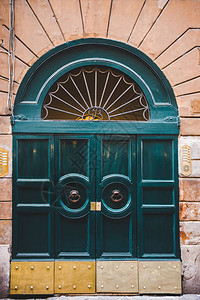 意大利罗马建筑中的旧绿色大门图片